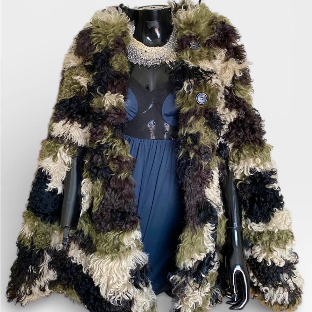 Miu Miu Fall Winter 2019 runway sheepskin shearling fur cape in camo green sz 38 - Picture 6 of 16